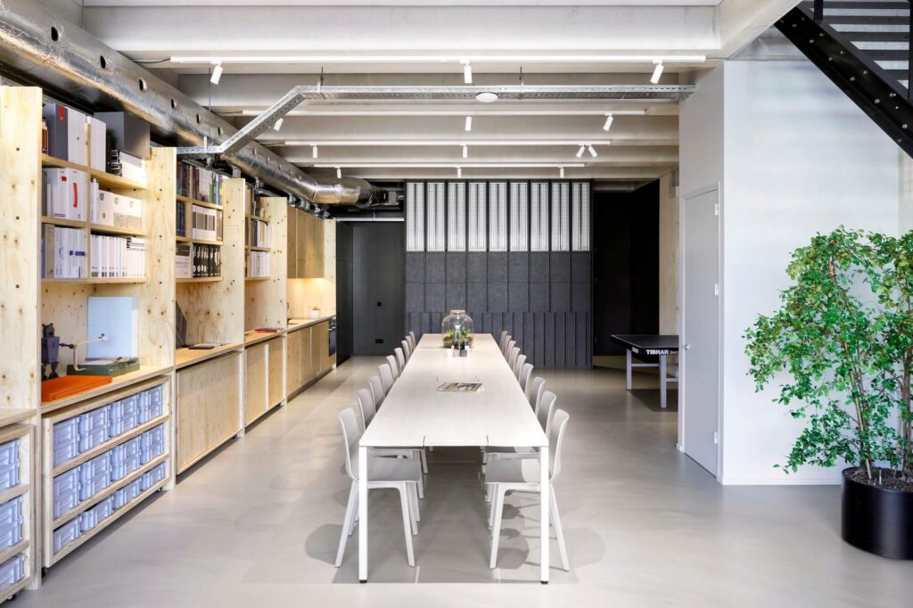 Meetingraum mit „DURACEM“ – nachhaltiger Spachtelboden