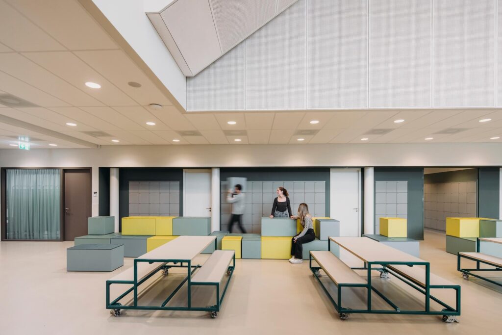 Aula mit „DURACEM“ – nachhaltiger Spachtelboden