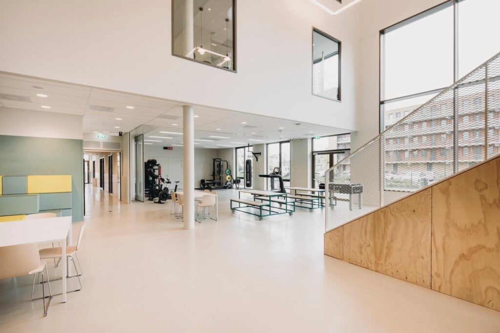 Aula mit „DURACEM“ – nachhaltiger Spachtelboden