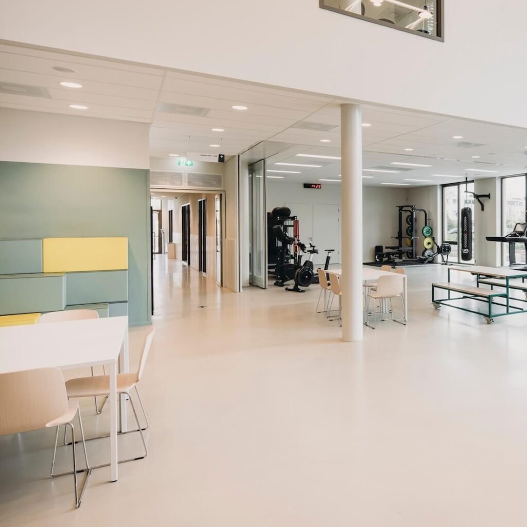 Aula mit „DURACEM“ – nachhaltiger Spachtelboden